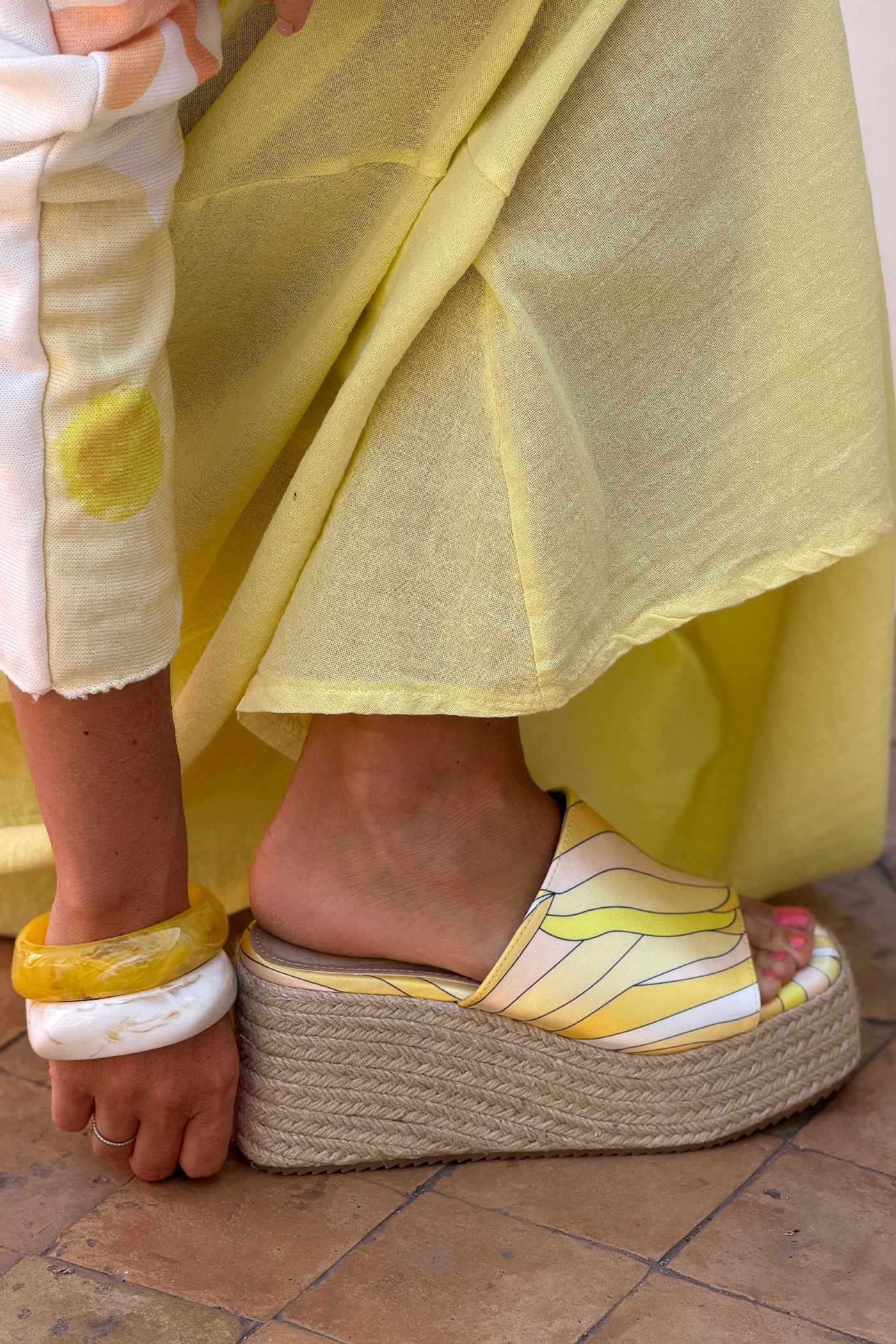 Mules compensées en corde bride large tissu imprime psychédélique jaune