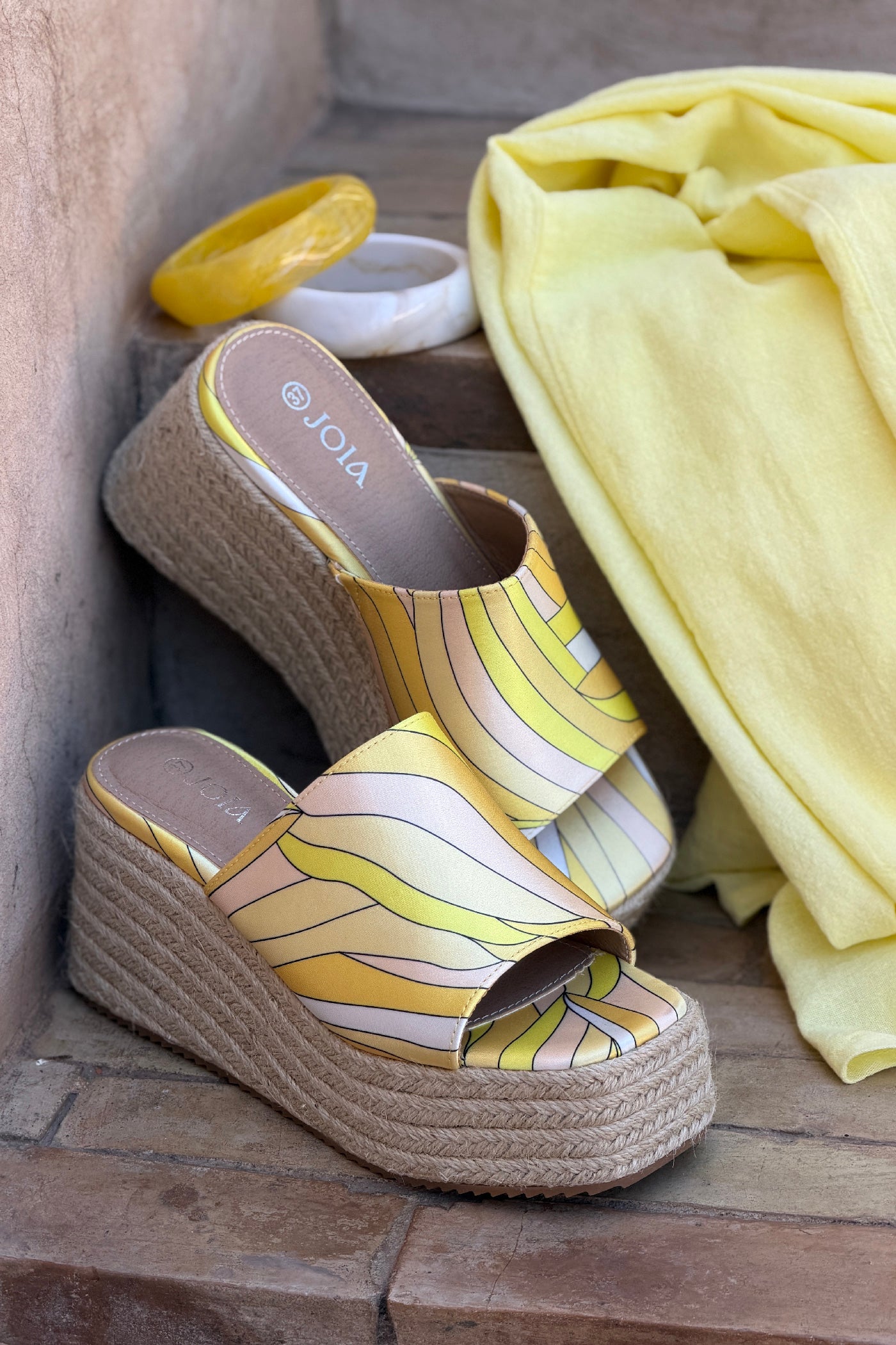 Mules compensées en corde bride large tissu imprime psychédélique jaune