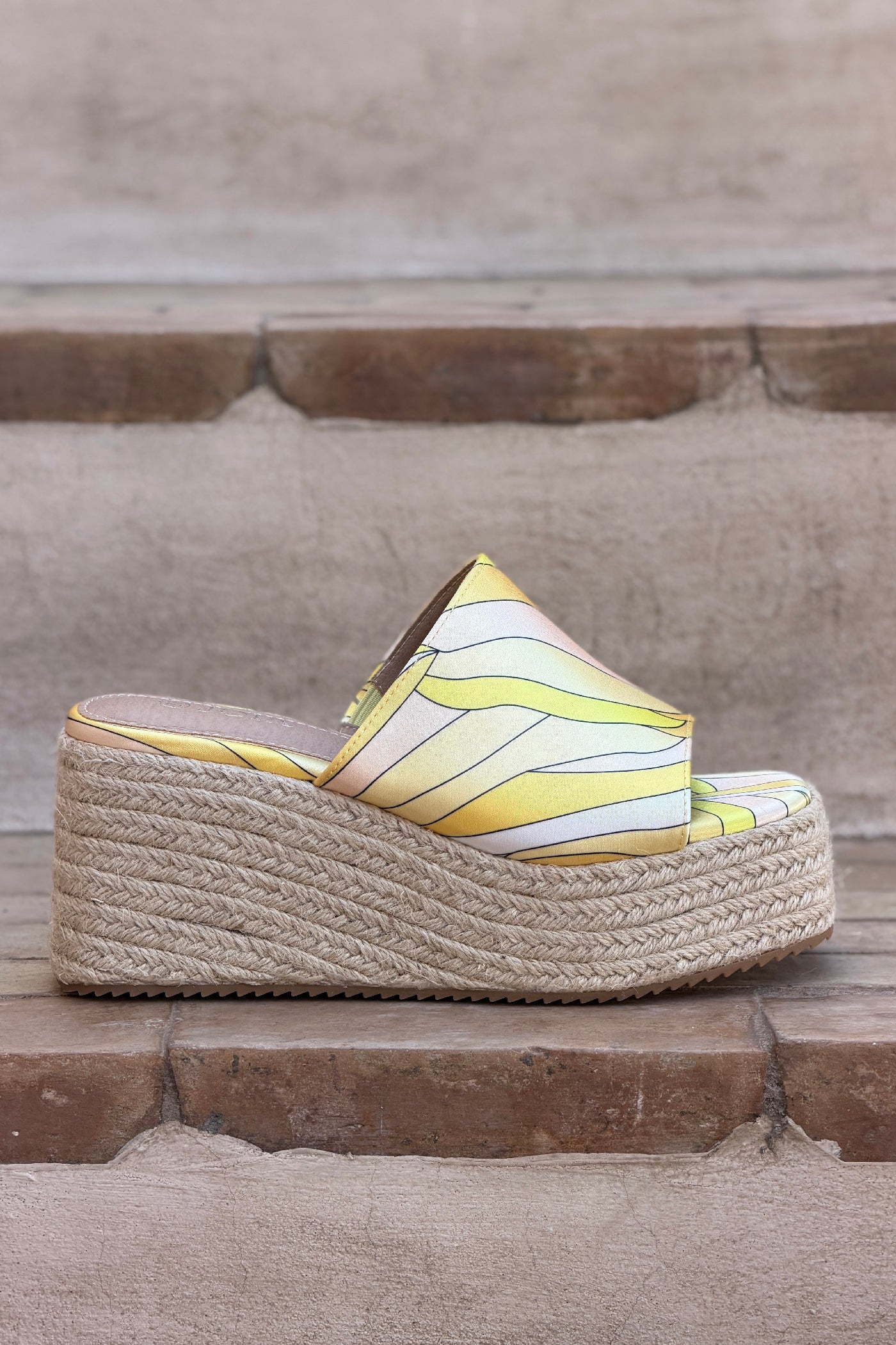 Mules compensées en corde bride large tissu imprime psychédélique jaune