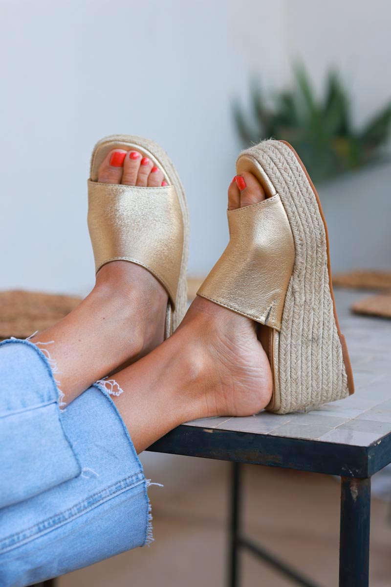 Mules dorées compensées tressées confort bride large en suédine