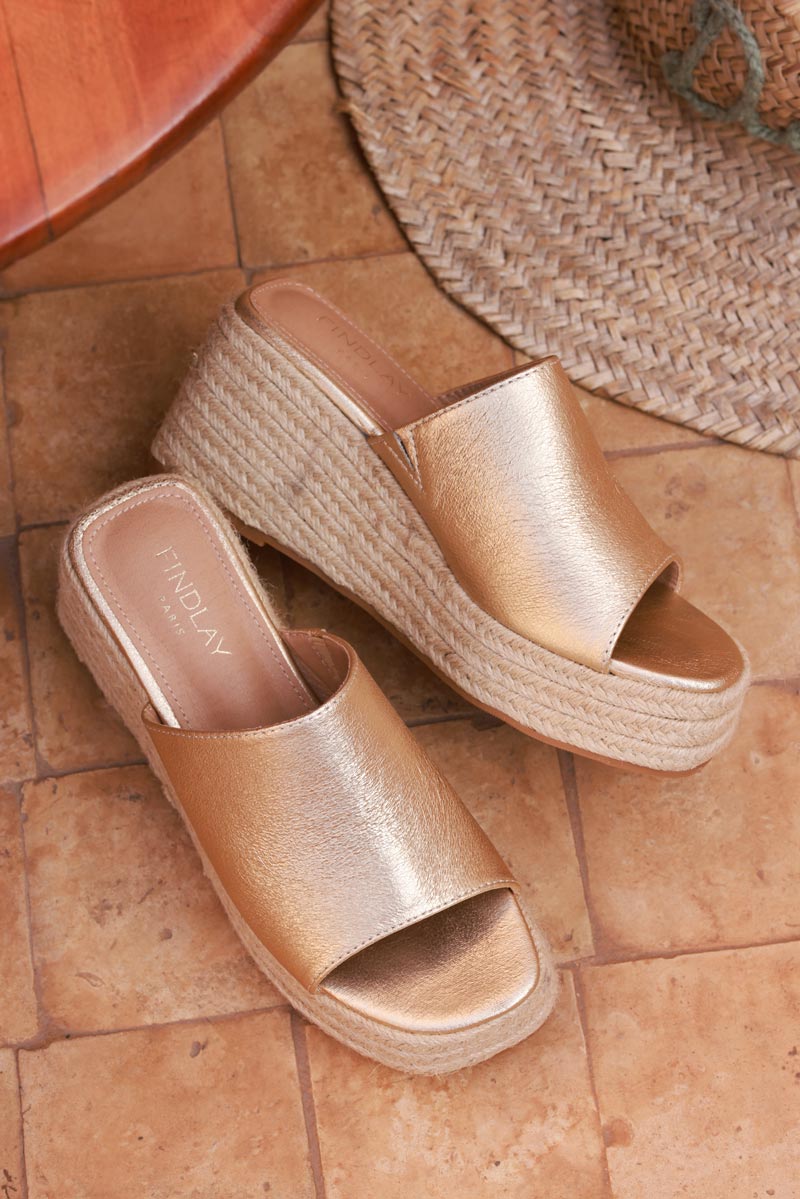 Mules dorées compensées tressées confort bride large en suédine