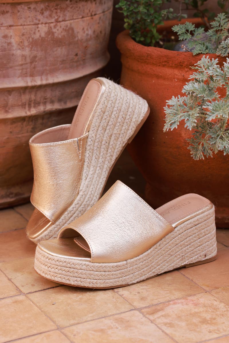 Mules dorées compensées tressées confort bride large en suédine