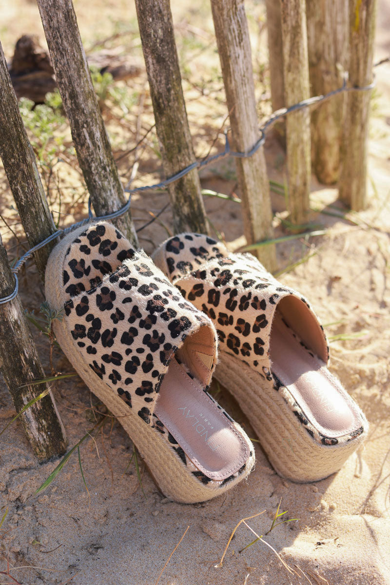Mules léopard compensées tressées confort bride large texturée