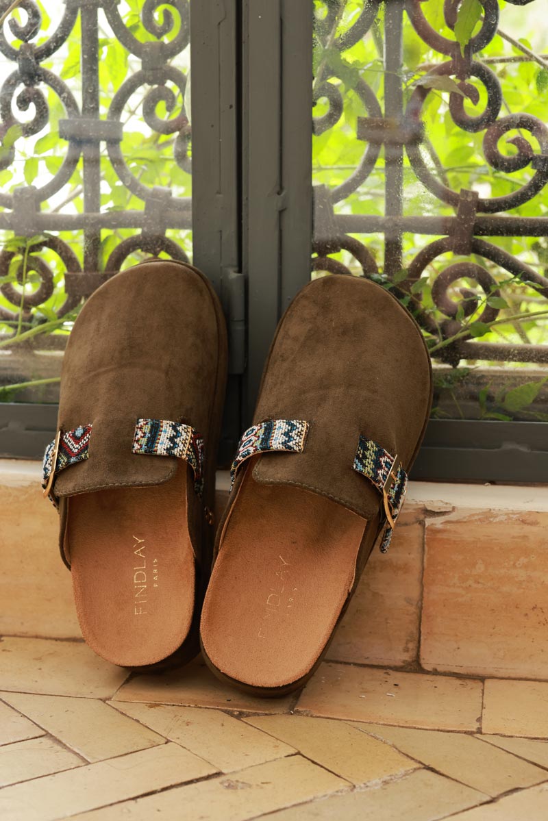 Mules sabots en suédine kaki avec plateforme et bride broderie ethnique