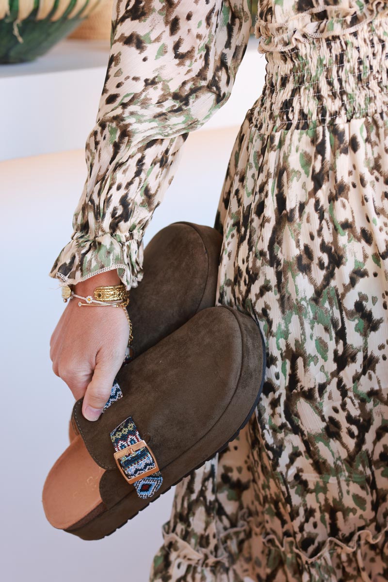 Mules sabots en suédine kaki avec plateforme et bride broderie ethnique