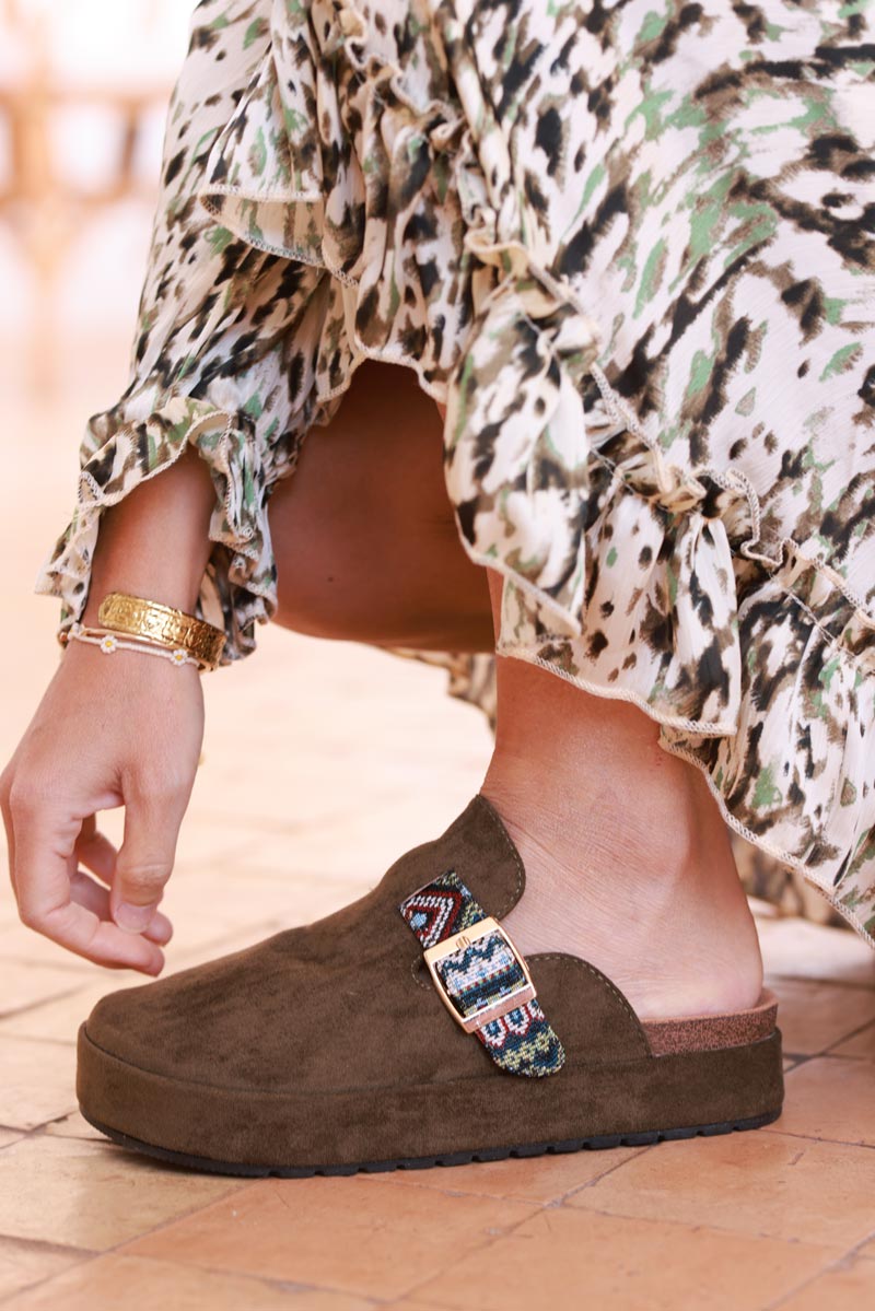 Mules sabots en suédine kaki avec plateforme et bride broderie ethnique