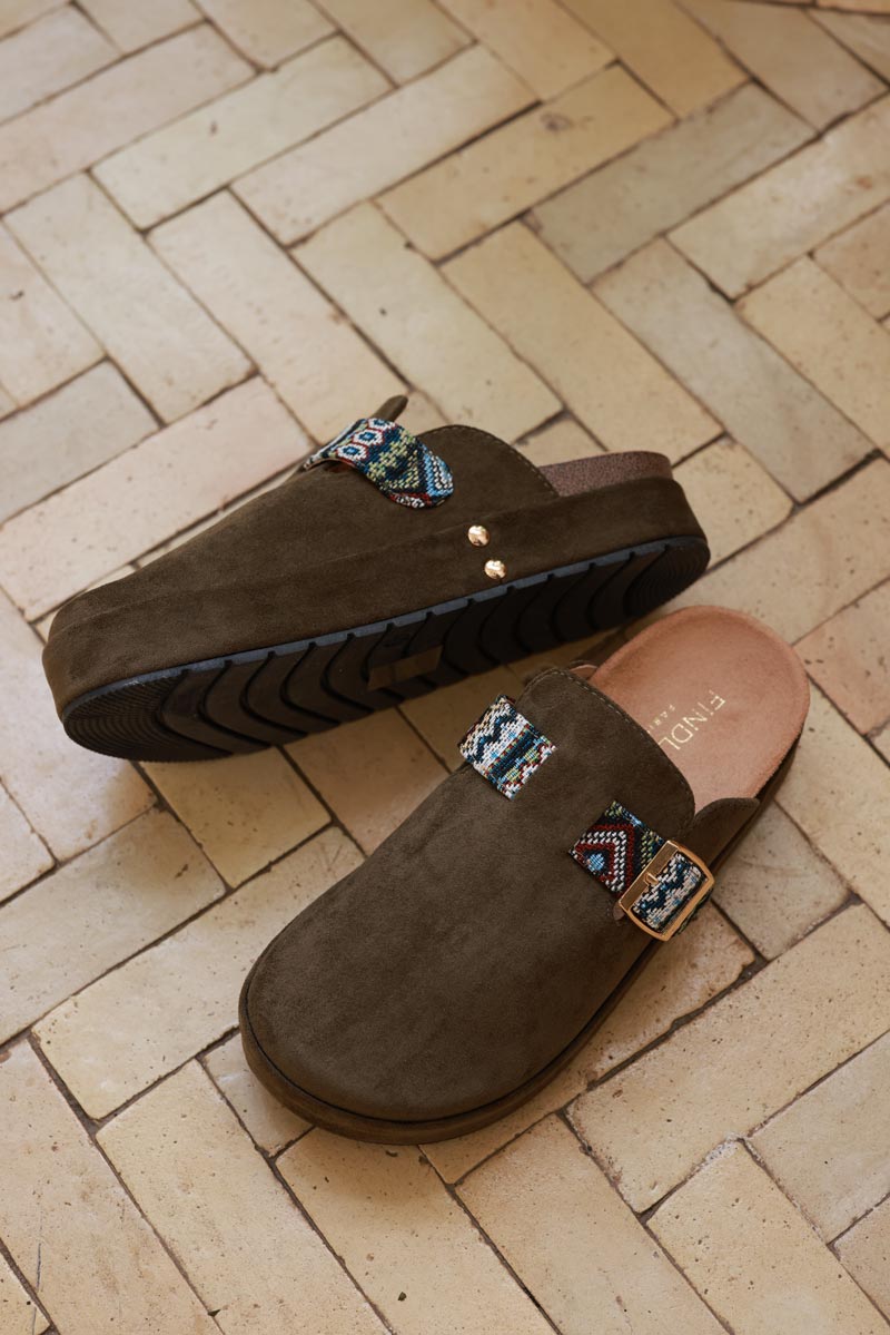 Mules sabots en suédine kaki avec plateforme et bride broderie ethnique