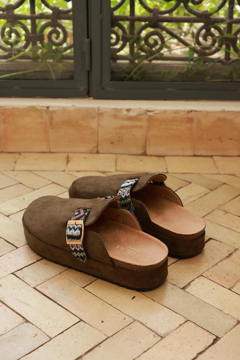 Mules sabots en suédine kaki avec plateforme et bride broderie ethnique
