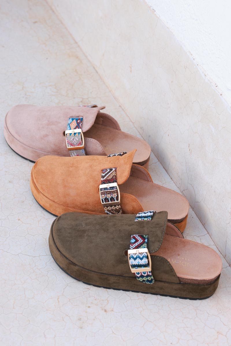 Mules sabots en suédine kaki avec plateforme et bride broderie ethnique