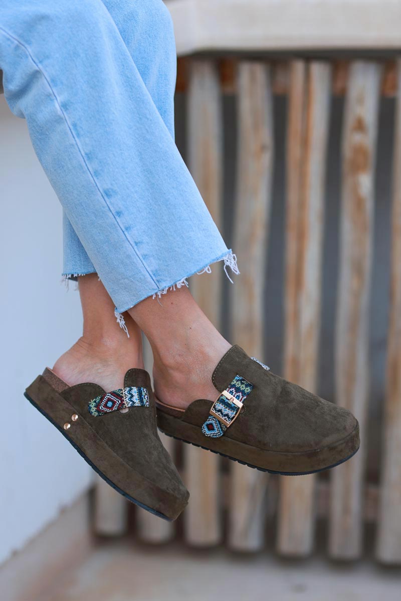Mules sabots en suédine kaki avec plateforme et bride broderie ethnique