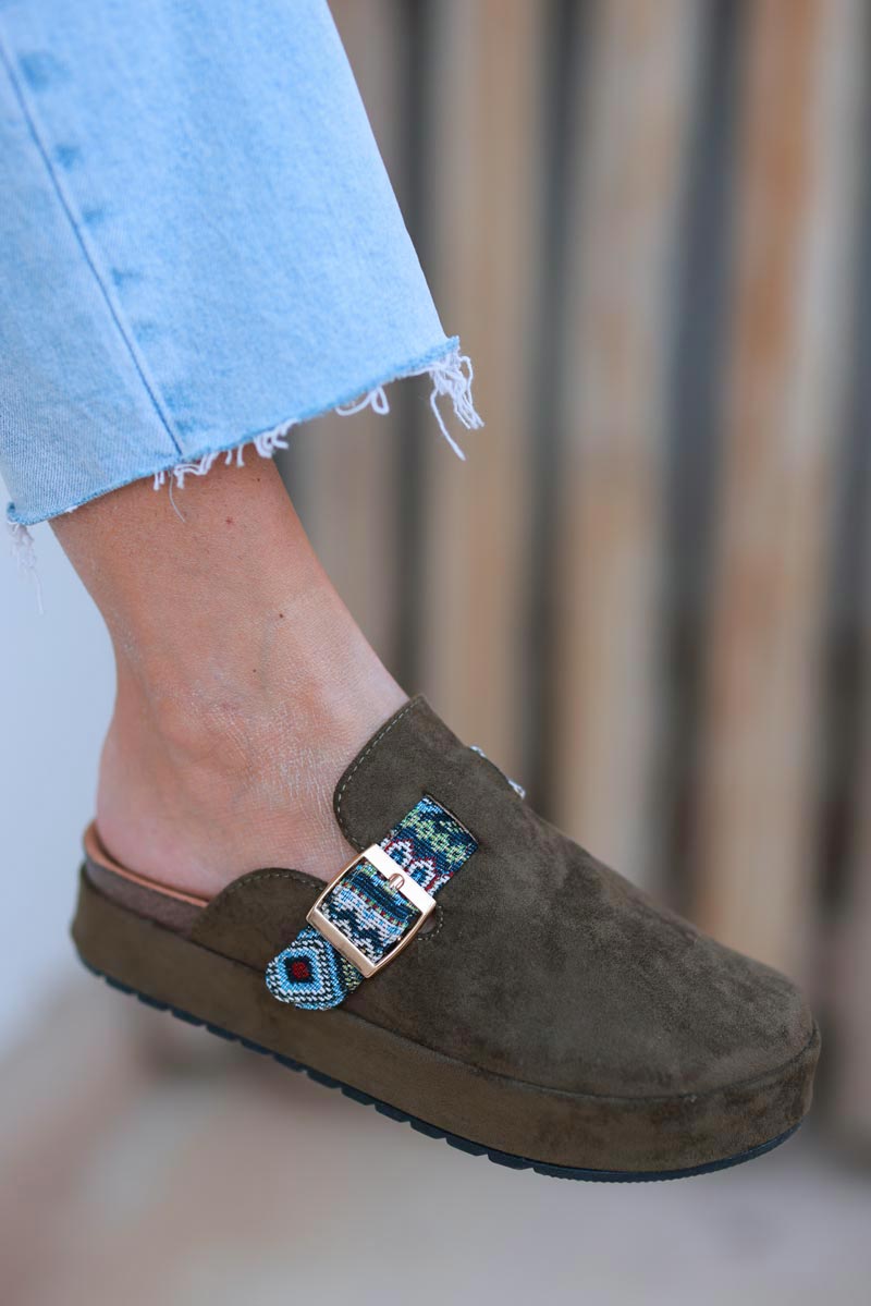 Mules sabots en suédine kaki avec plateforme et bride broderie ethnique