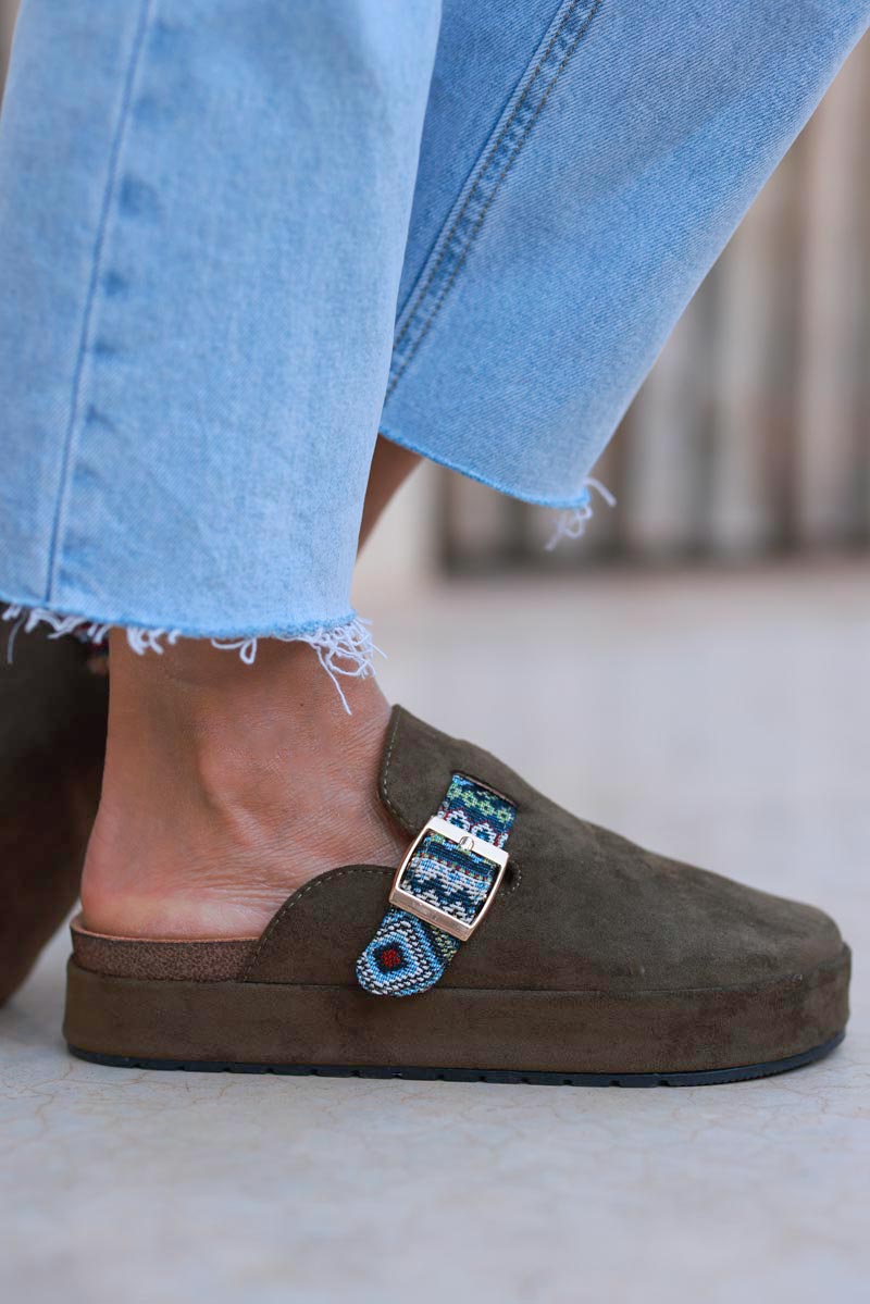 Mules sabots en suédine kaki avec plateforme et bride broderie ethnique