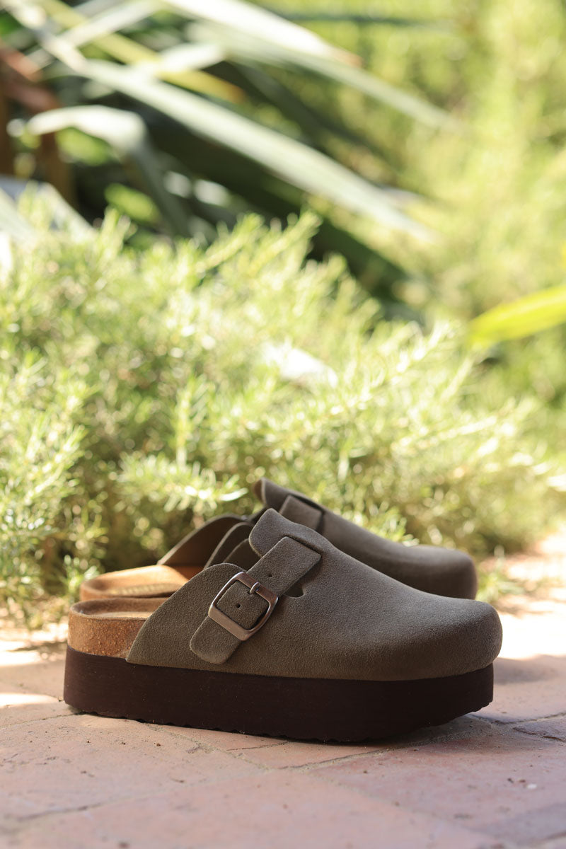 Mules sabots plats en cuir velours kaki avec boucle et plateforme