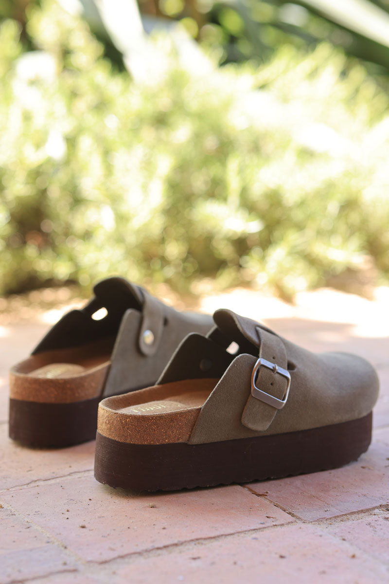 Mules sabots plats en cuir velours kaki avec boucle et plateforme