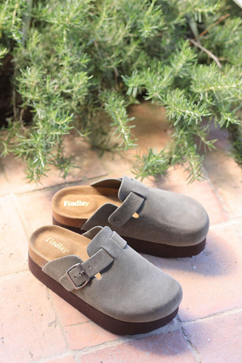 Mules sabots plats en cuir velours kaki avec boucle et plateforme