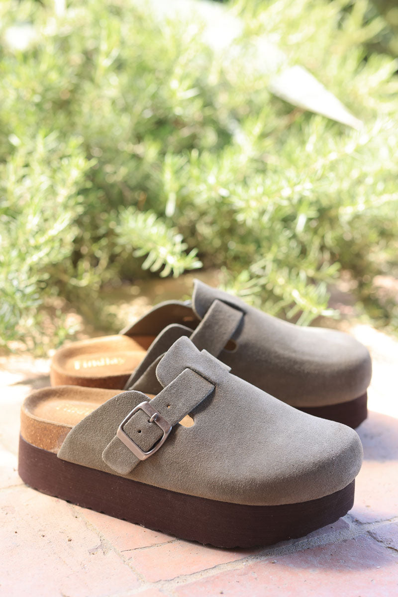 Mules sabots plats en cuir velours kaki avec boucle et plateforme