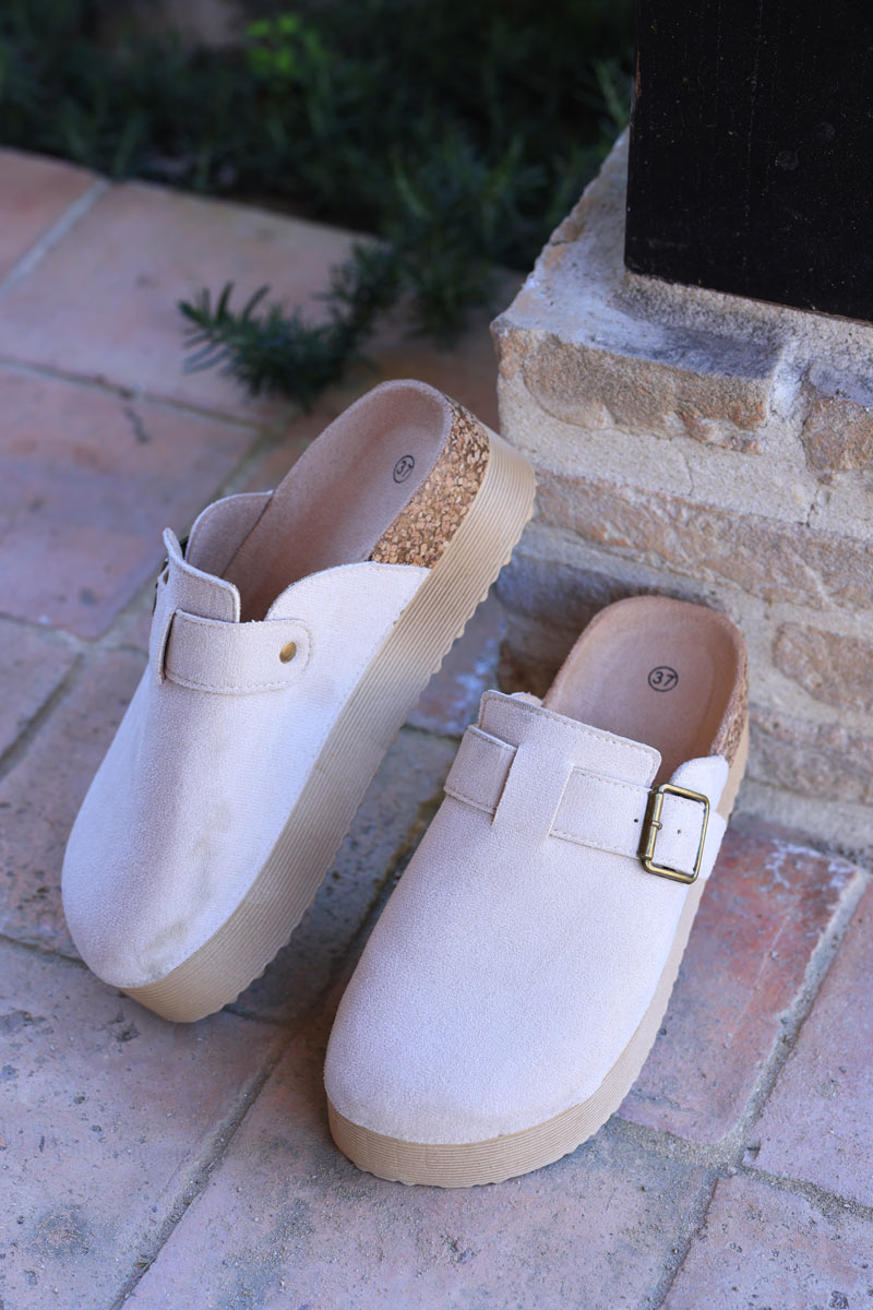 Mules sabots plats en suédine beige avec boucle et plateforme compensée