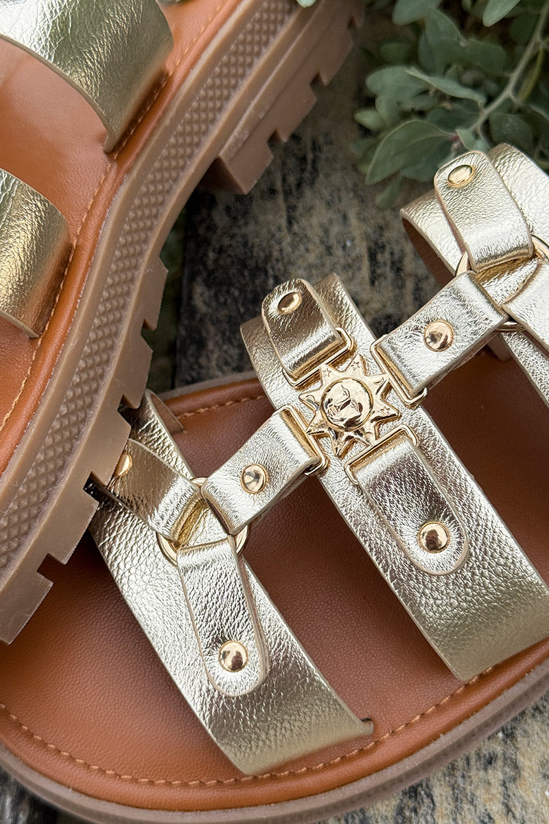 Mules sandales dorées plates triple brides soleil doré et semelle crantée