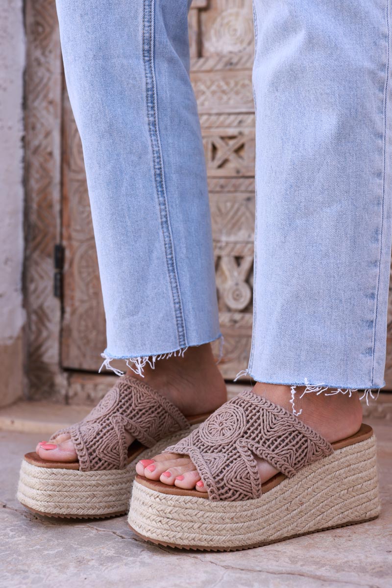 Mules taupe compensées tressées confortables bride en crochet ajouré