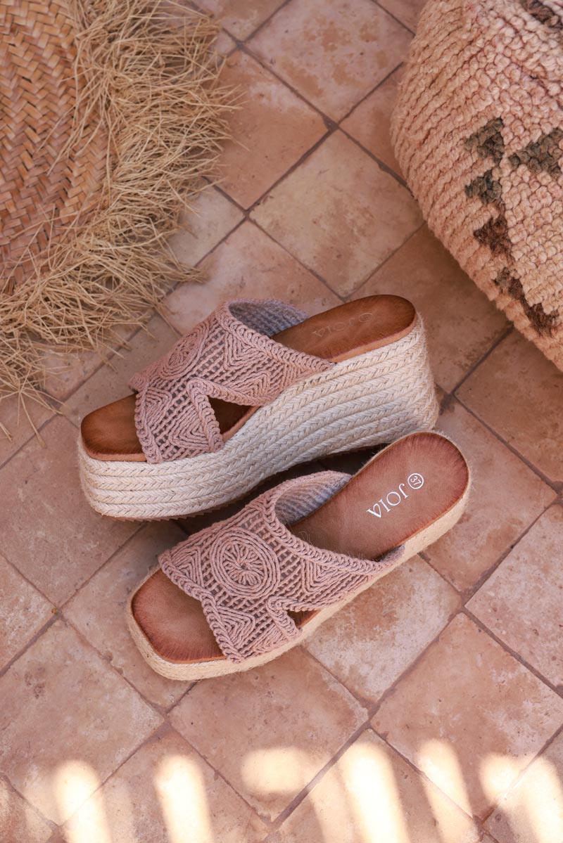 Mules taupe compensées tressées confortables bride en crochet ajouré