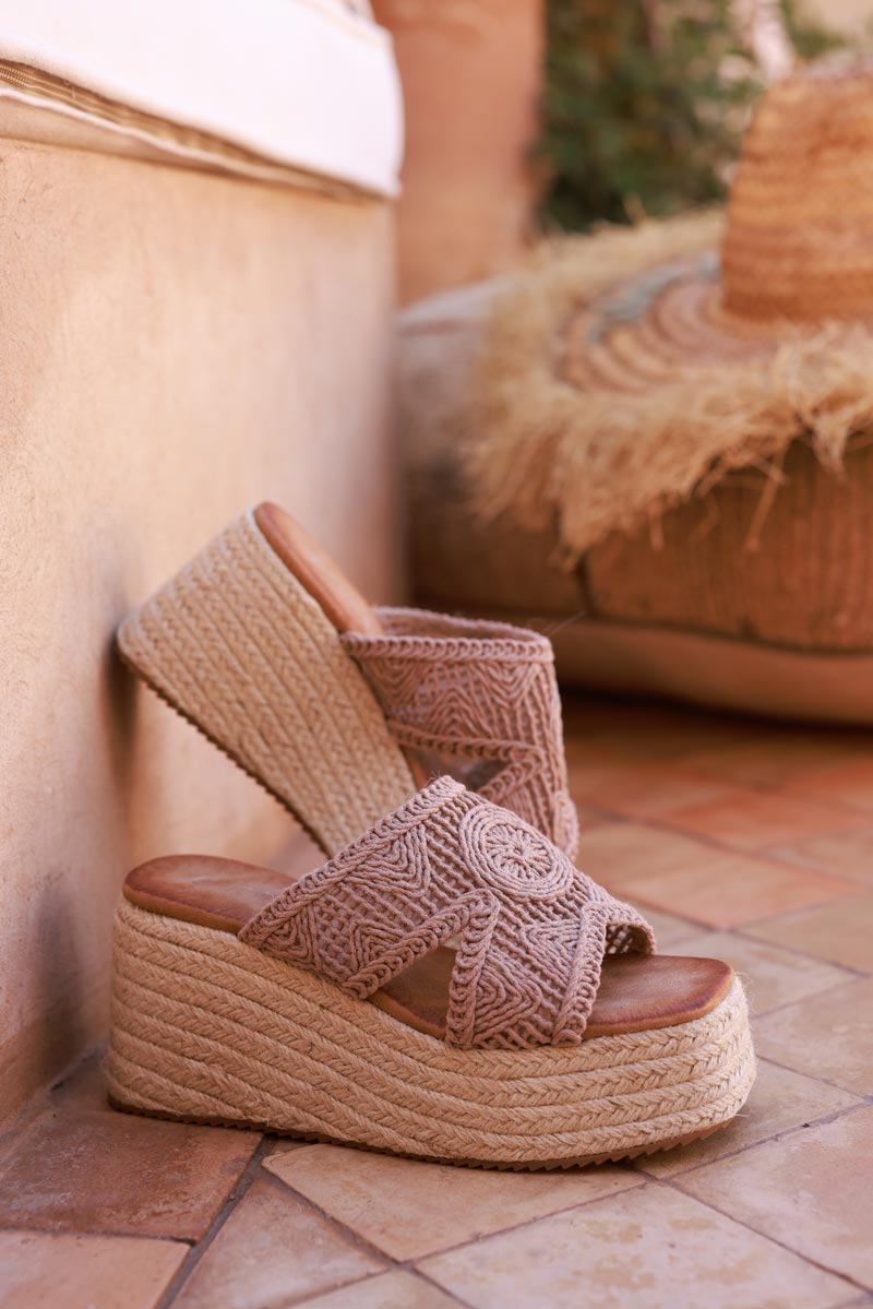 Mules taupe compensées tressées confortables bride en crochet ajouré