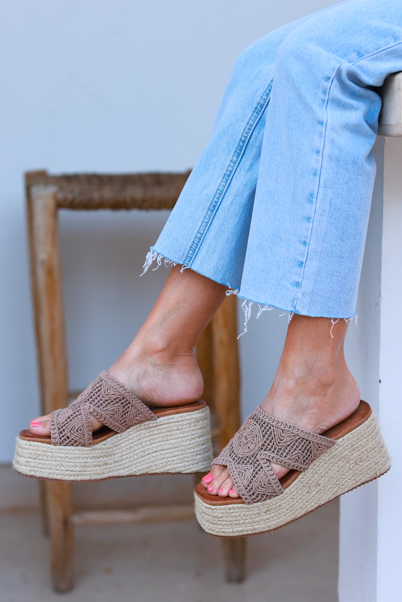 Mules taupe compensées tressées confortables bride en crochet ajouré
