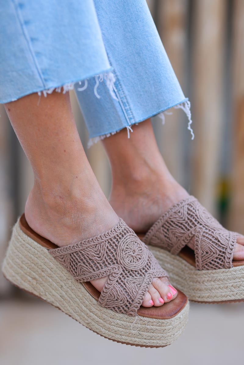 Mules taupe compensées tressées confortables bride en crochet ajouré