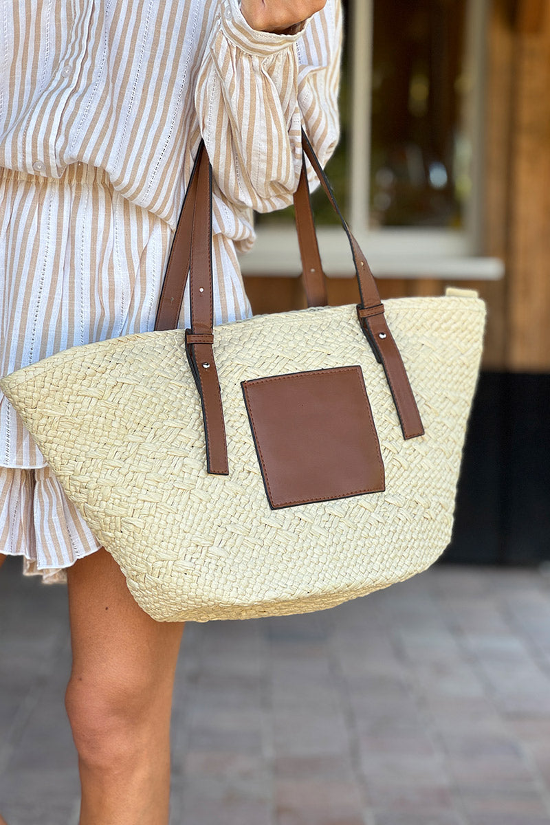 Panier tressé style raphia avec empiècement et anses simili cuir