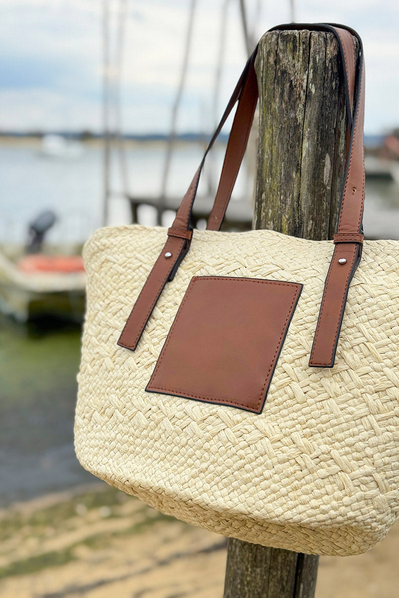 Panier tressé style raphia avec empiècement et anses simili cuir