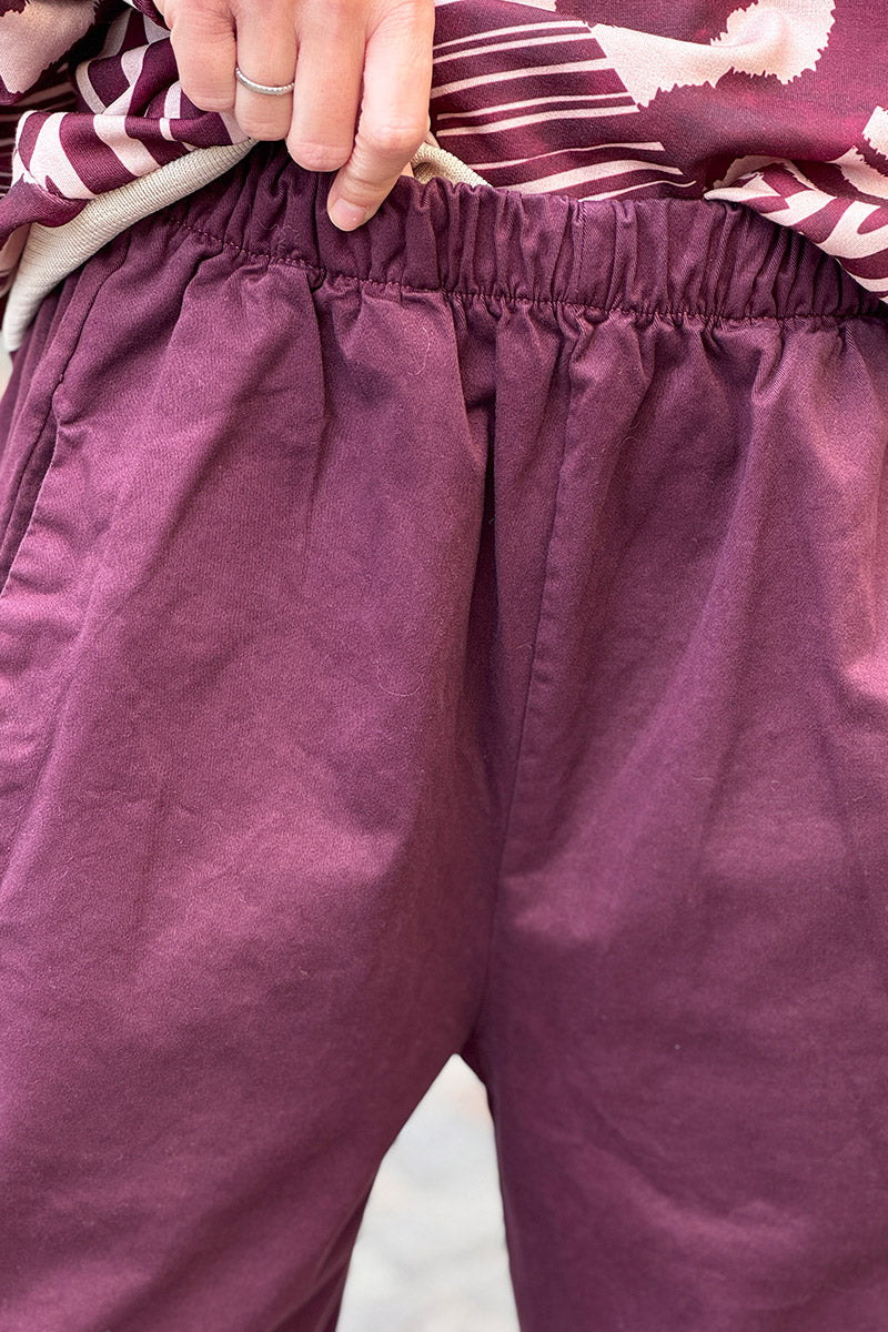 Pantalon aubergine en toile coupe boyfriend à ceinture élastique