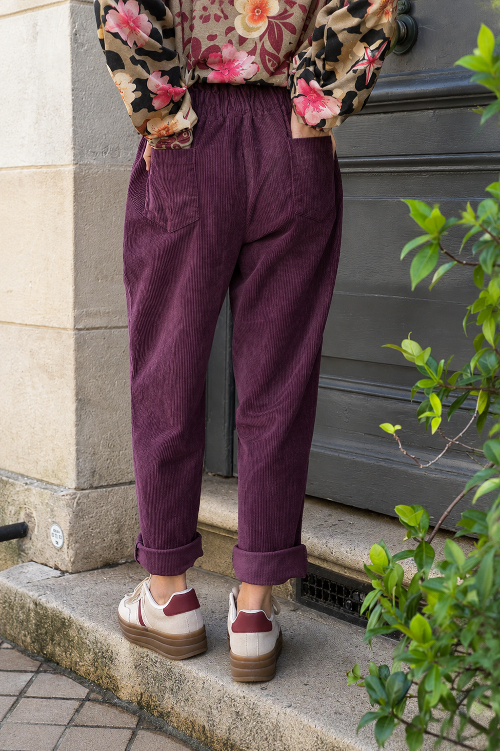 Pantalon aubergine en velours côtelé coupe paperbag taille élastique