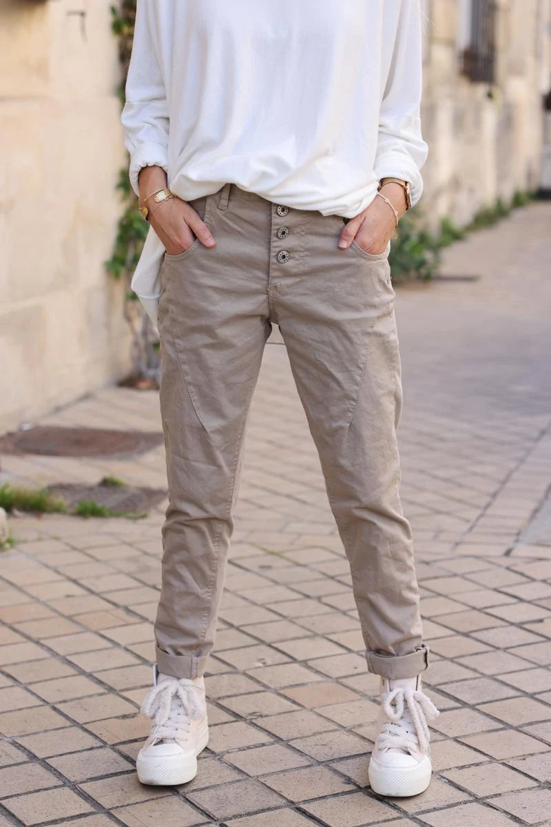 Pantalon beige bi matière toile et jersey stretch à boutons