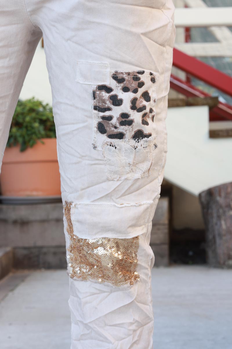 Pantalones elásticos cómodos lavados en beige con inserciones de estampado de leopardo y lentejuelas doradas