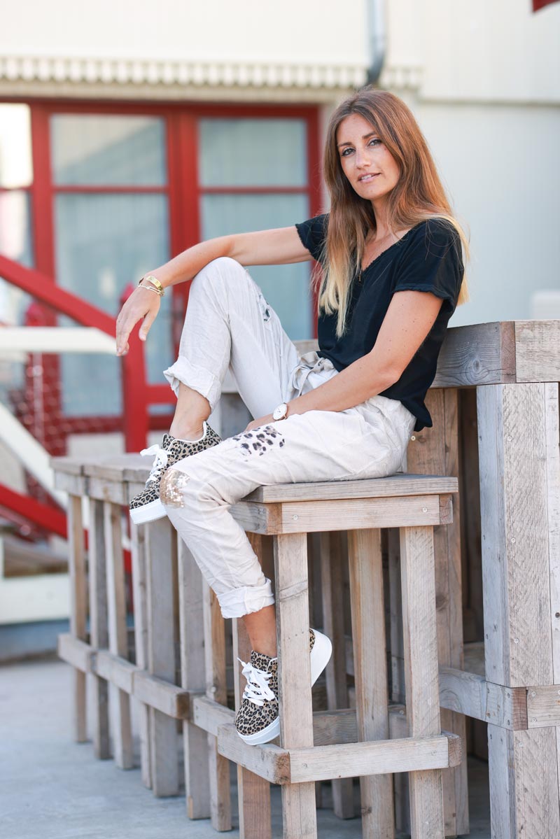 Pantalones elásticos cómodos lavados en beige con inserciones de estampado de leopardo y lentejuelas doradas