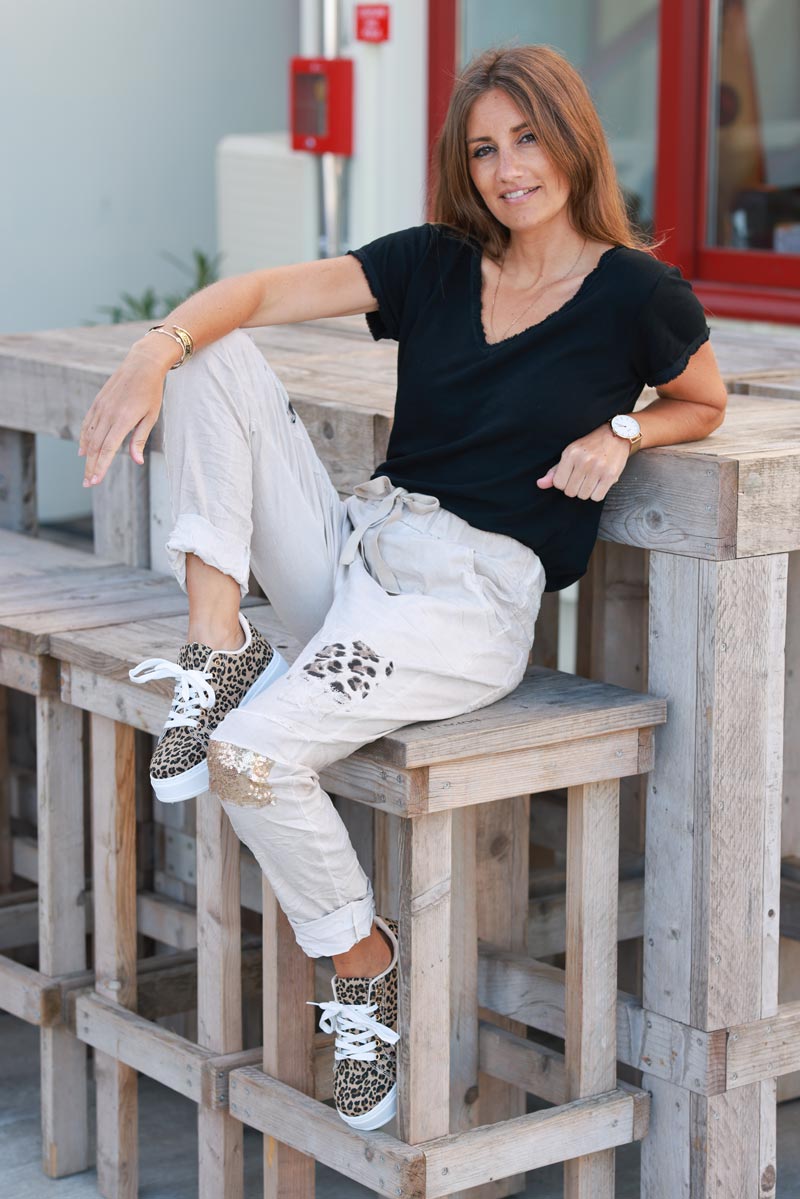 Pantalones elásticos cómodos lavados en beige con inserciones de estampado de leopardo y lentejuelas doradas