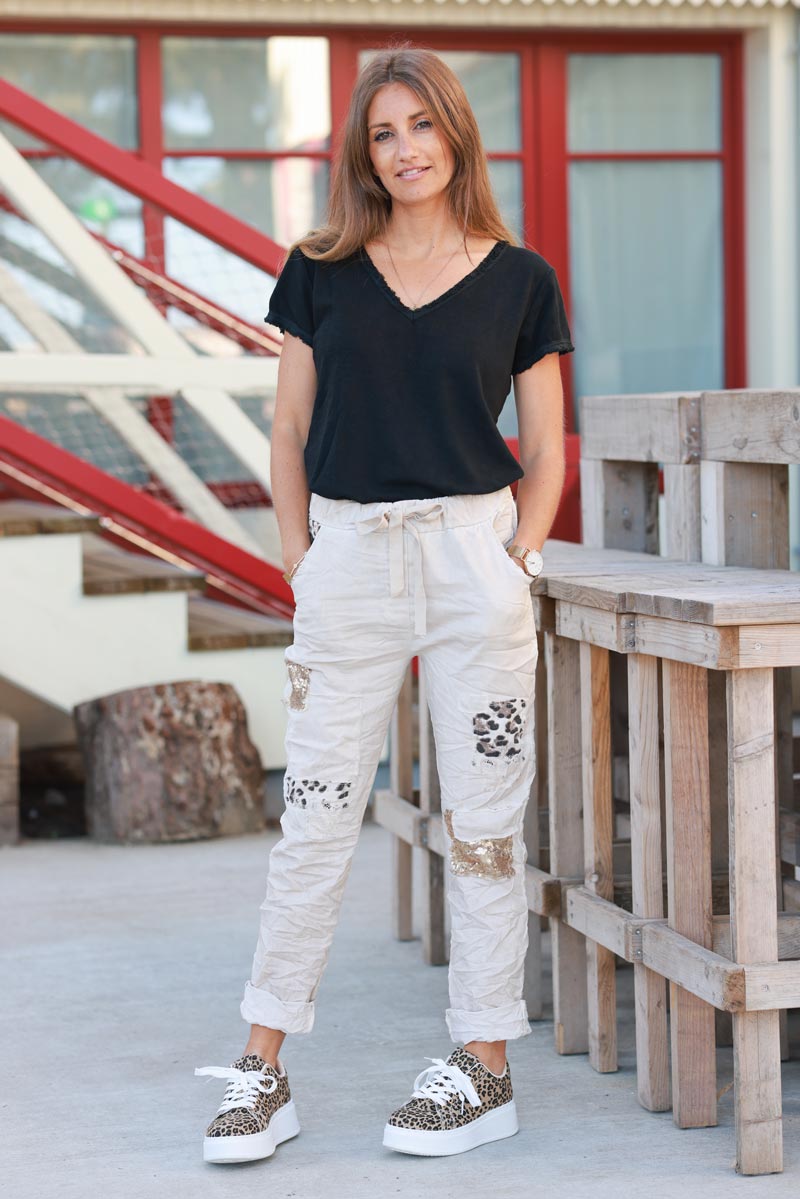 Pantalones elásticos cómodos lavados en beige con inserciones de estampado de leopardo y lentejuelas doradas