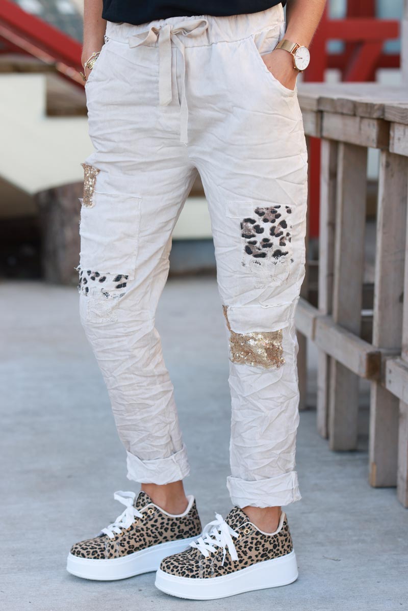 Pantalones elásticos cómodos lavados en beige con inserciones de estampado de leopardo y lentejuelas doradas