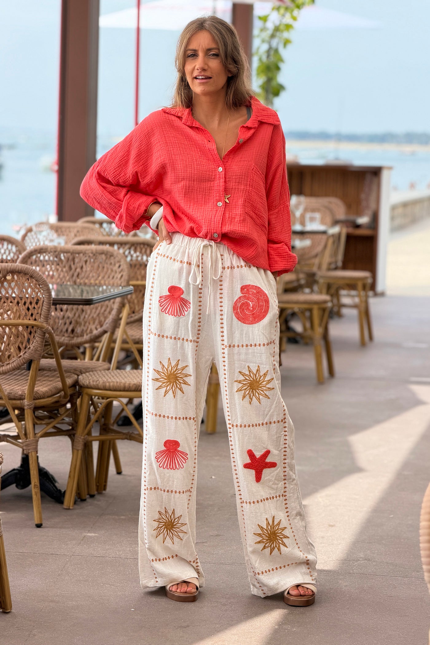 Pantalon beige souple en coton broderie coquillage corail étoile et soleil