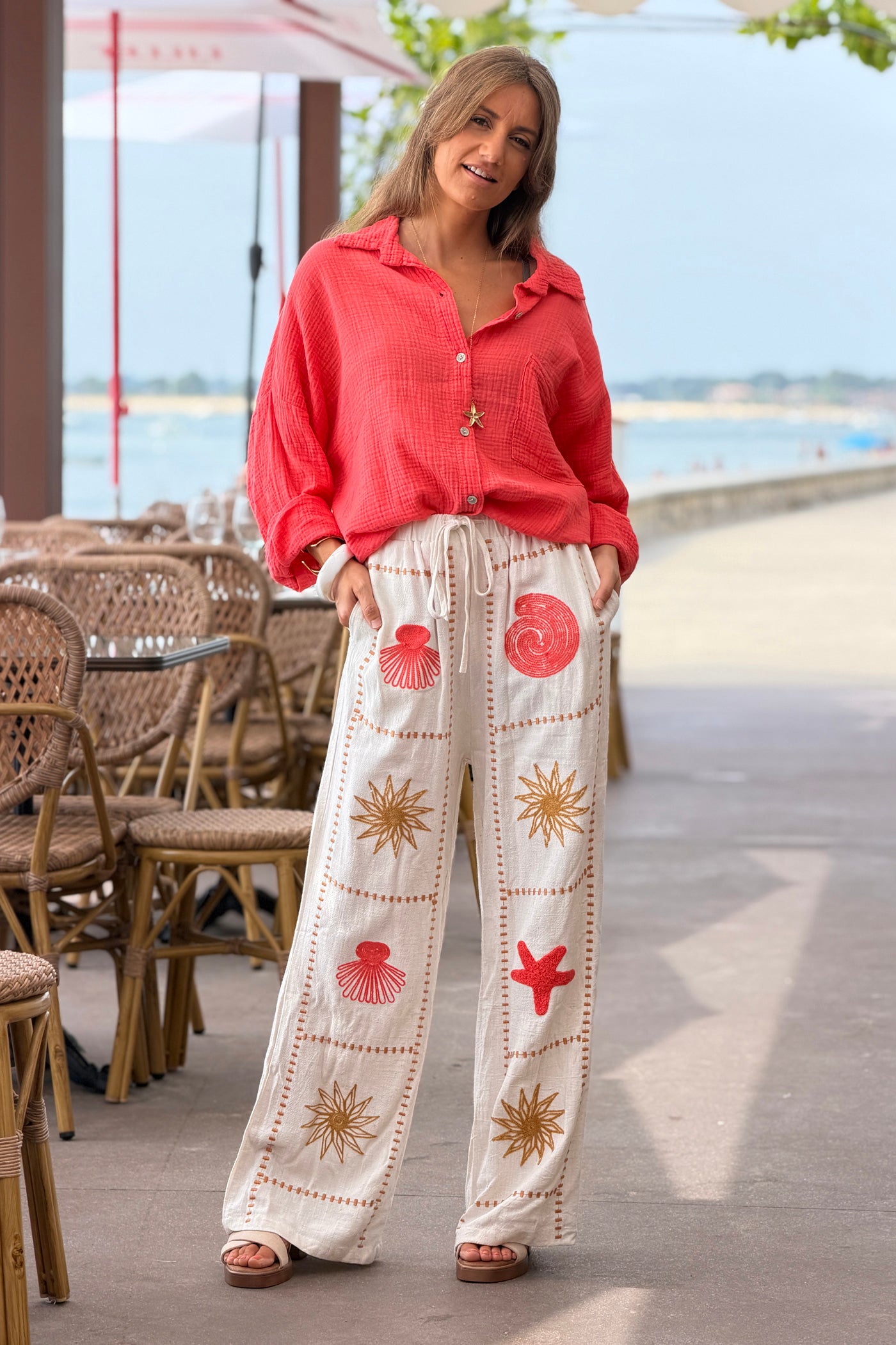 Pantalon beige souple en coton broderie coquillage corail étoile et soleil