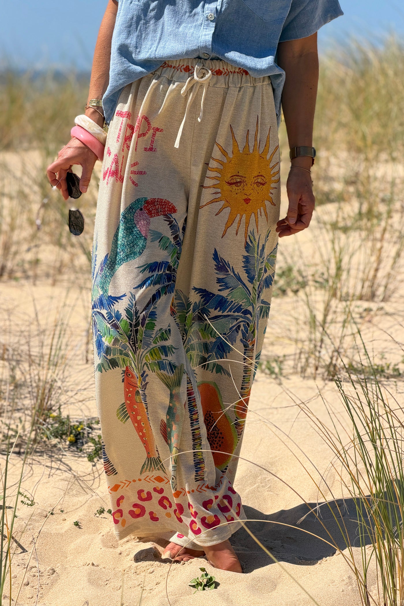 Pantalon brillant lurex large et souple imprimé tropical palmier soleil et papaye
