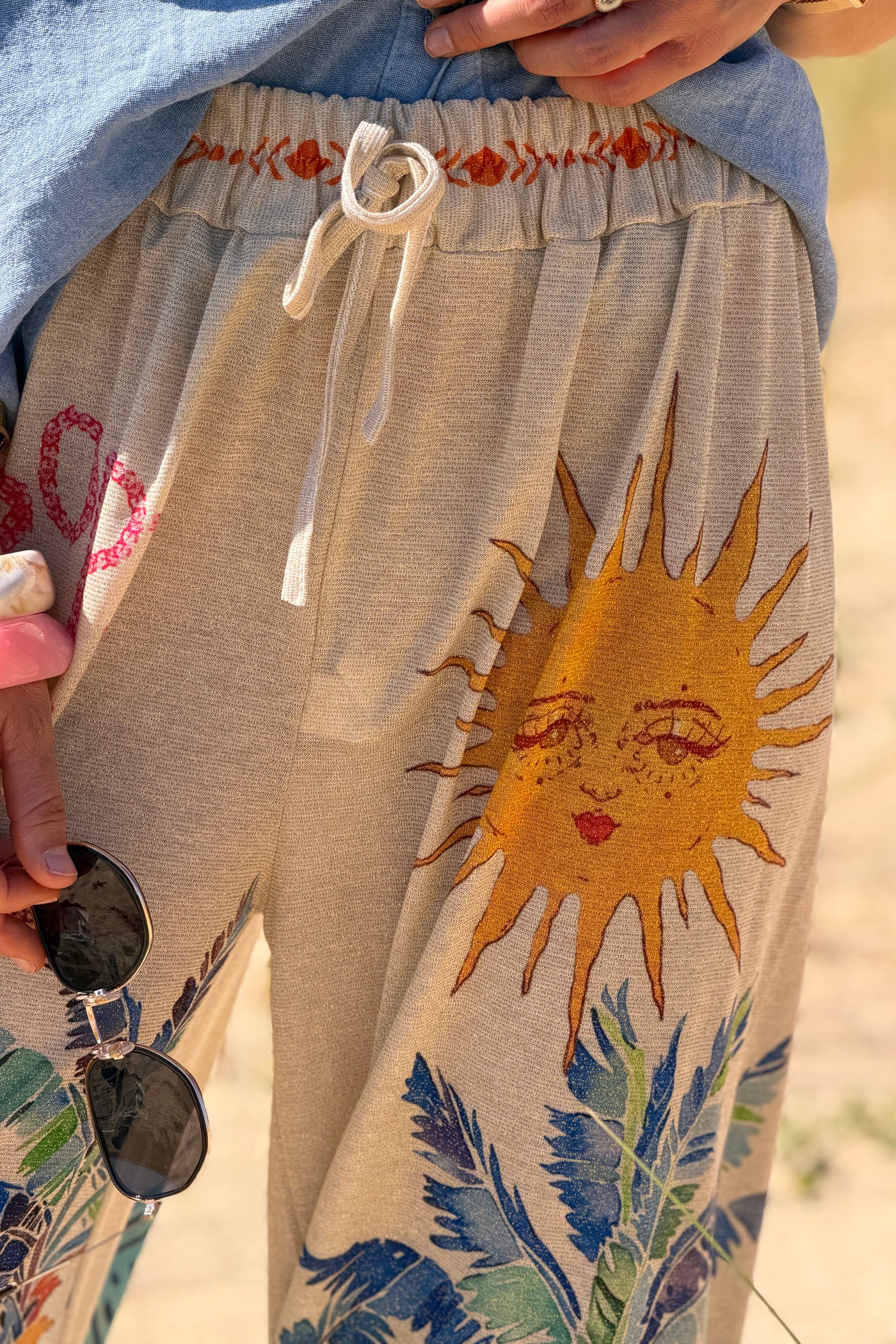 Pantalon brillant lurex large et souple imprimé tropical palmier soleil et papaye