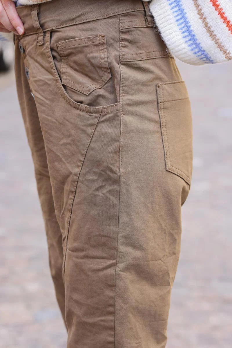 Pantalon camel bi matière toile et jersey stretch à boutons