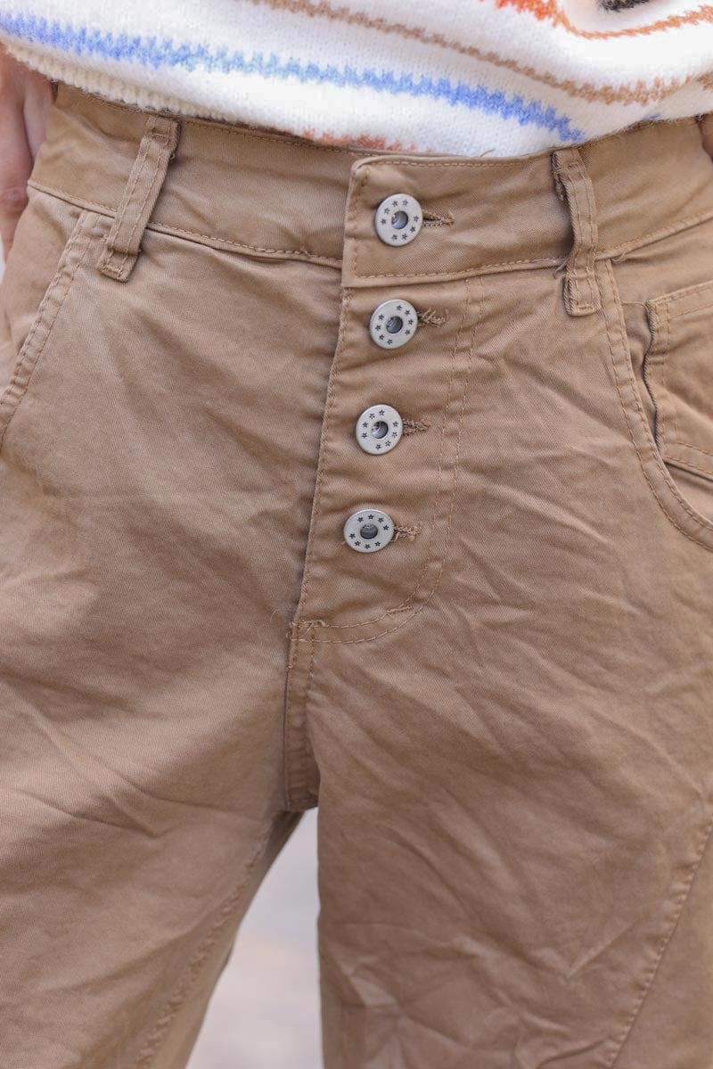 Pantalon camel bi matière toile et jersey stretch à boutons