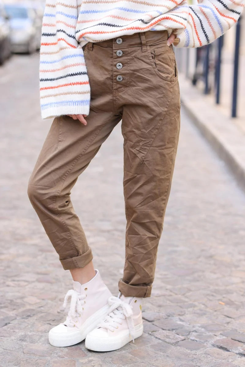 Pantalon camel bi matière toile et jersey stretch à boutons