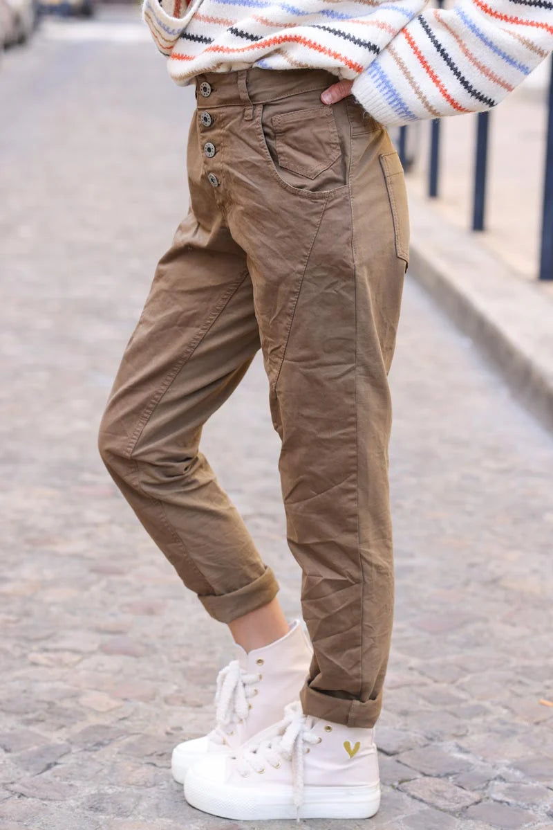 Pantalon camel bi matière toile et jersey stretch à boutons