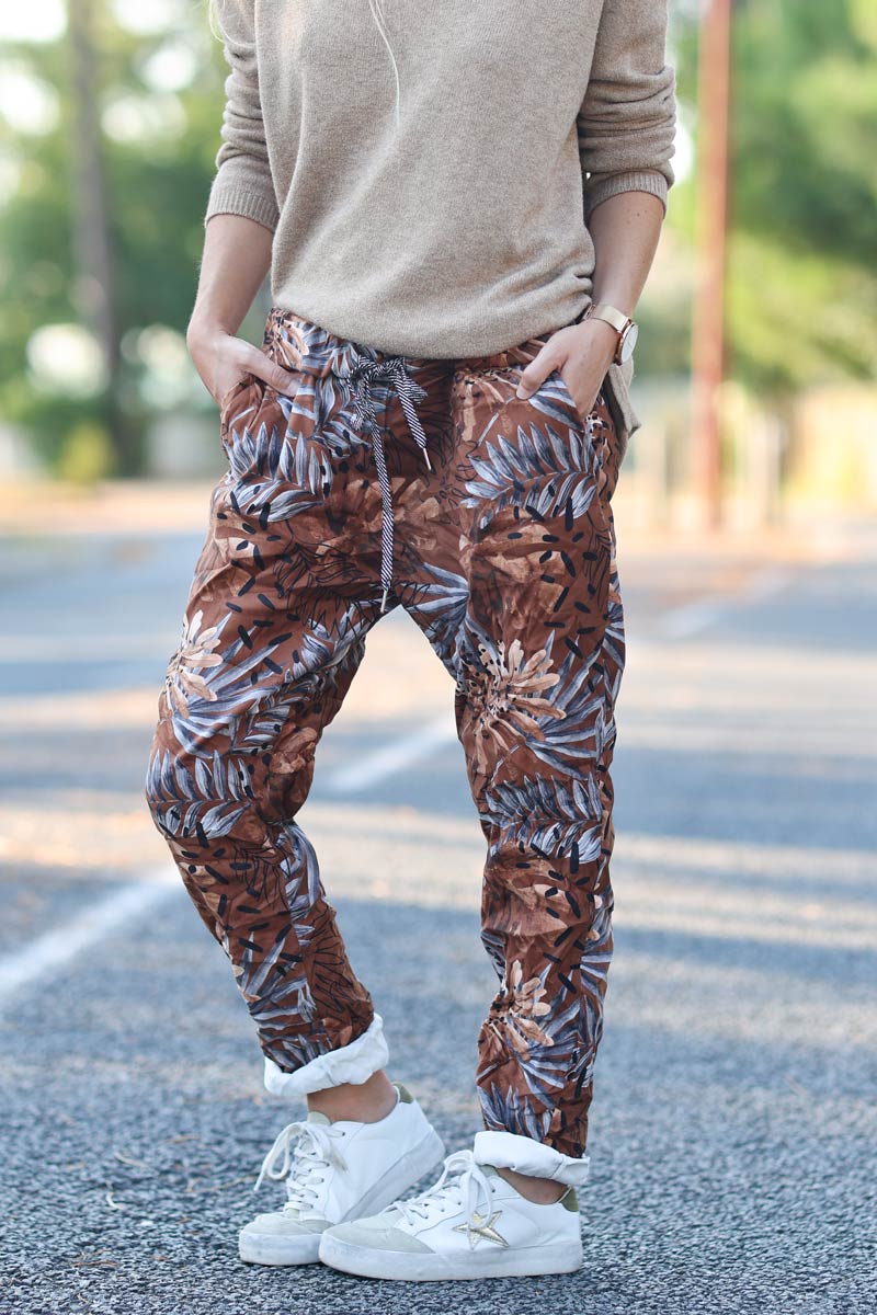 Pantalon camel confort touche peau de peche imprime palmes e157 (1)