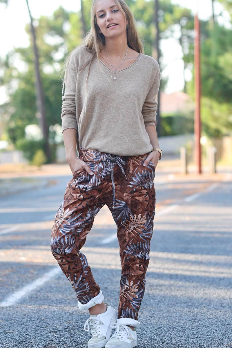 Pantalon camel confort touche peau de peche imprime palmes e157 (1)
