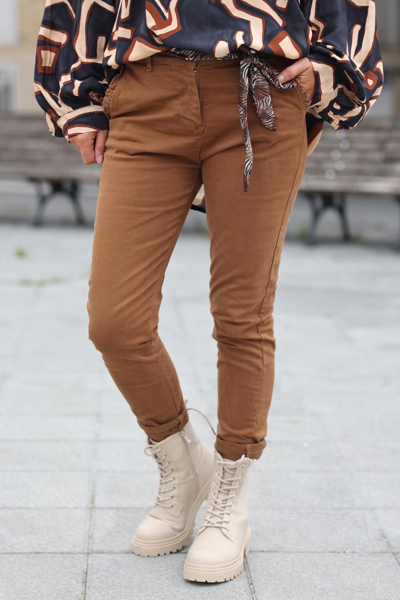Pantalon camel en toile coupe chino ceinture foulard g218 (1)