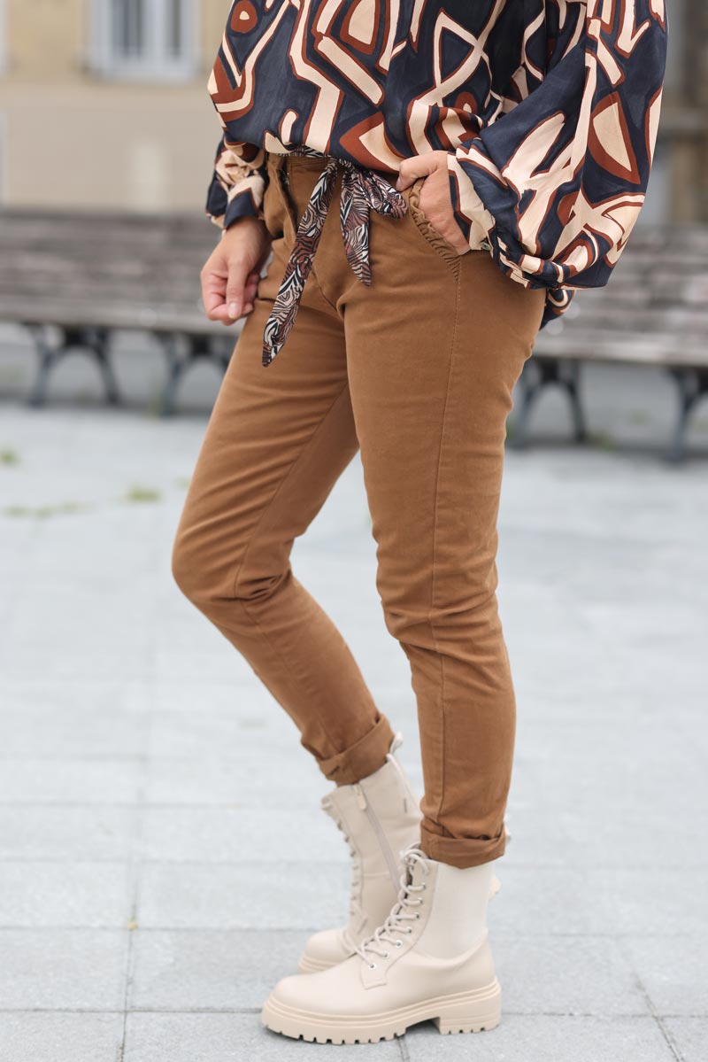 Pantalon camel en toile coupe chino ceinture foulard g218 (1)
