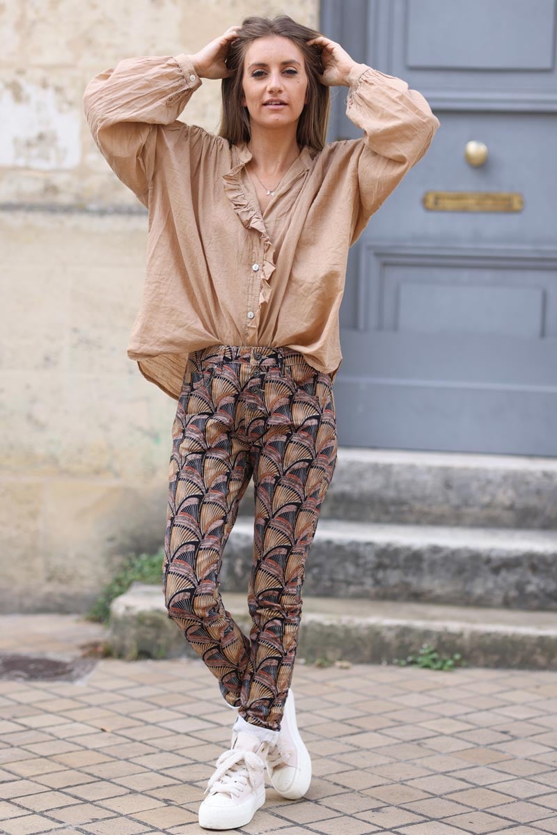 Pantalon camel toucher peau de peche stretch a boutons imprime paon h151 (1)